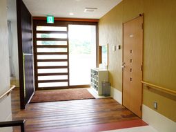 明るいエントランスの風景