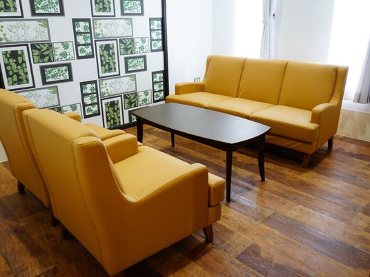 施設の写真 応接室ではゴージャスなデザインのフローリング、座り心地が快適なソファーが用意され、居心地の良いくつろいだ時間を過ごすことが出来ます。
