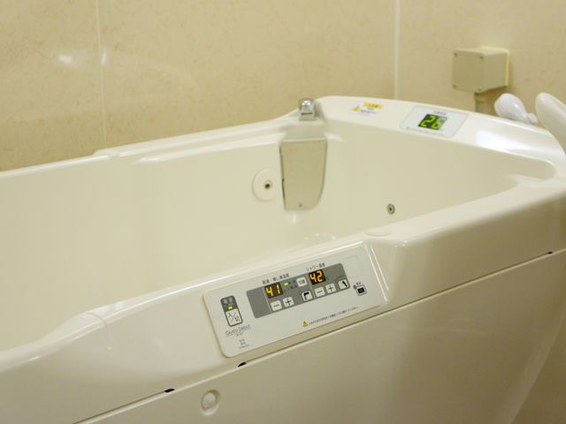 現代的な快適浴室 温度管理もプロにお任せ 温度調節機能付きの浴槽です。利用者の快適なバスタイムをサポートします。