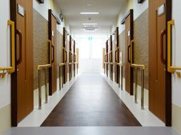 清潔な施設の廊下