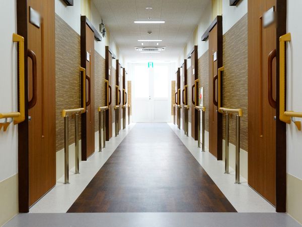 清潔な施設の廊下