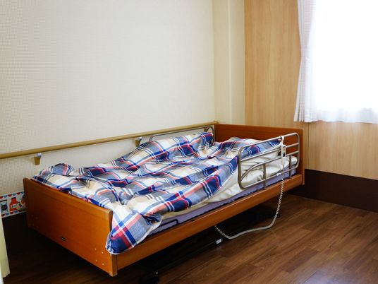 施設の写真 各お部屋のベッドの周囲には、手すりや落下防止のための手すり付きの枠が付いていて、安心して眠りにつけるための配慮が施されています。