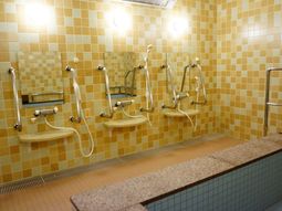 バリアフリー設計の浴室