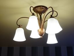 シャンデリアの照明