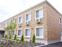 レンガ調の施設外観