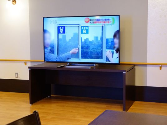 施設の写真 大画面の特大テレビはホールのどこにいても目立つ場所にあり憩いの場にはかかせないアイテムになっています。
