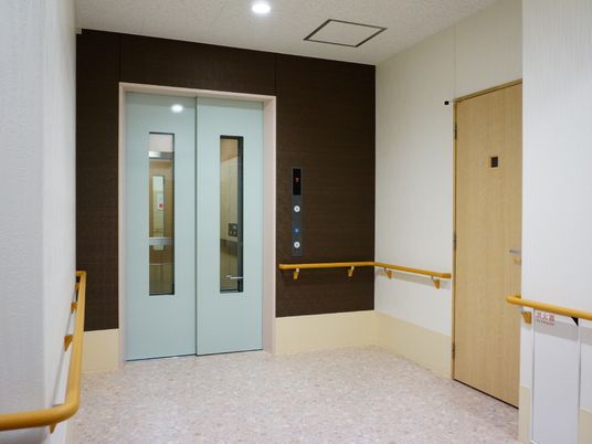 施設の写真 エレベーターのドアは外からも様子を伺うことが出来るように窓が入っていて目的階についた時の職員が迅速に対応できるようになっています。