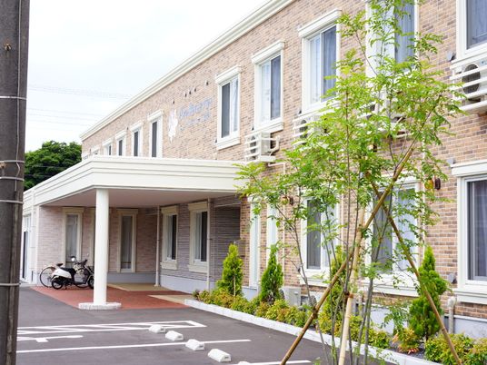 緑と建物のエントランス