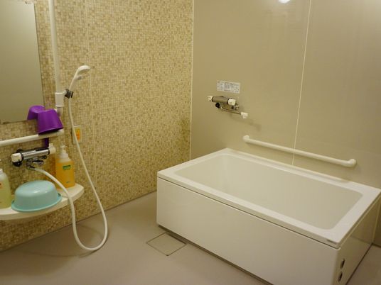 施設の写真 贅沢気分を満喫できる浴槽。湯船から上がる際には設置された手すりが立ち上がりを助けます。シャワー横には緊急ボタンもあり何かあった時も安心です。