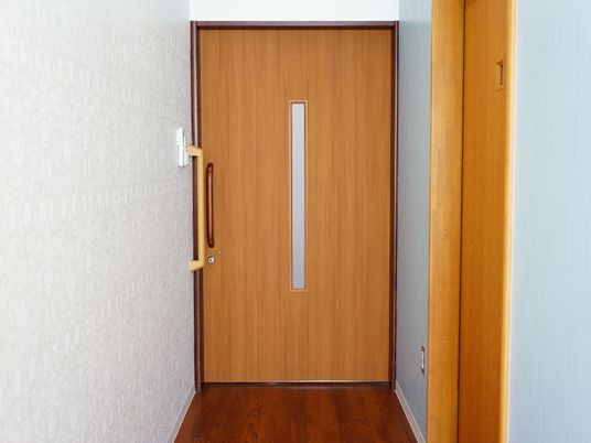 木目調の清潔な居室の扉