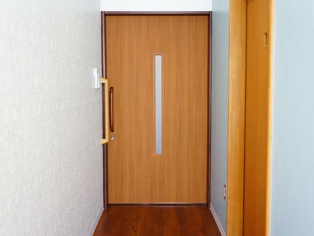 木目調の清潔な居室の扉 プライバシーの安全 落ち着いた色合いの居室の扉です。安心してご利用いただける、プライバシーに配慮した作りになっております。