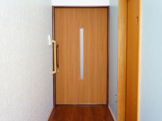 施設の写真 個室のスライド式のドアはあまり力がいらず、簡単に開け閉めが出来ます。ドアは施錠も出来てプライバシーの心配もいりません。