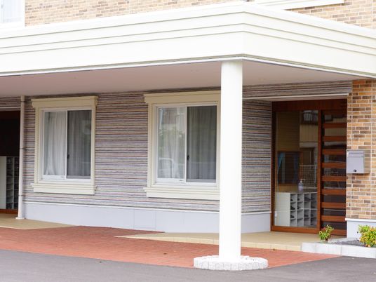 入り口と外壁の明るい施設
