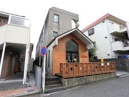 木目調の建物のエントランス