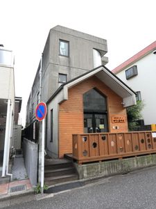 木目調の温かみのあるエントランス