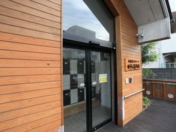 入口のエレガントな外観