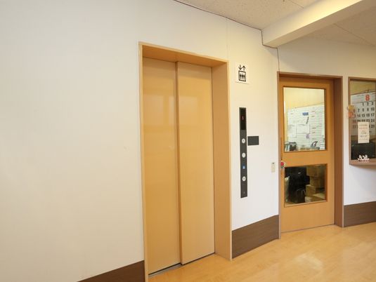 エレベーターと掲示物