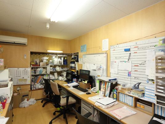 事務所の机と棚