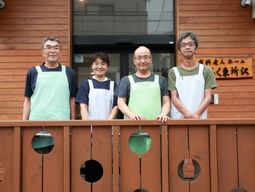 スタッフ立ち姿エントランス