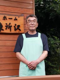 笑顔のスタッフ看板前