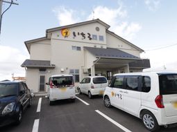 白とベージュの外観