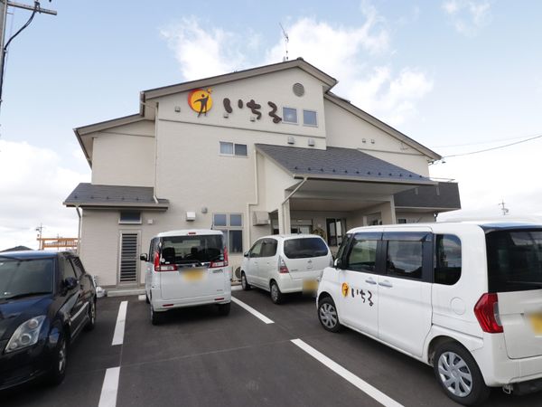 白とベージュの外観