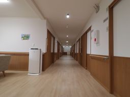 木目調の温かみのある廊下