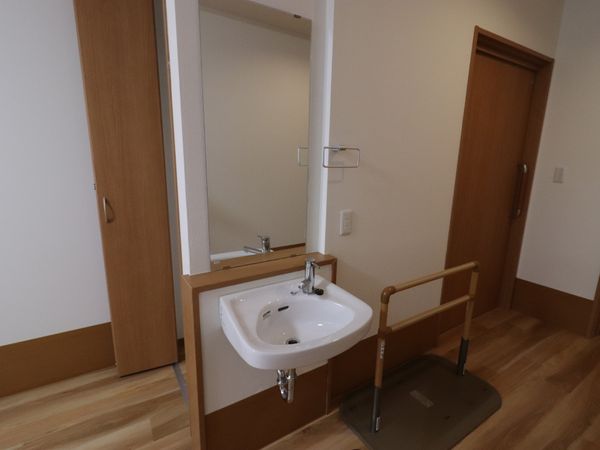 洗面台と手すりのある空間