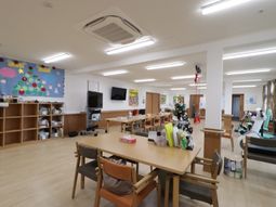 明るい多目的室の様子