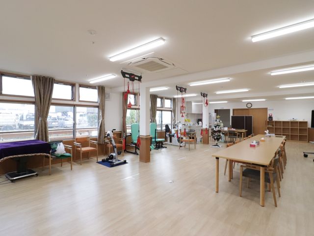 機能訓練用具がある居室 機能訓練室 明るく広々とした機能訓練室です。個々のニーズに合わせた器具が配備され、利用者のリハビリを支えます。