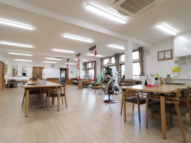 広々とした明るい食堂 機能訓練室 広々とした食堂では、明るく開放的な雰囲気の中でお食事や交流が楽しめます。さまざまなイベントにも使われる多目的な空間です。