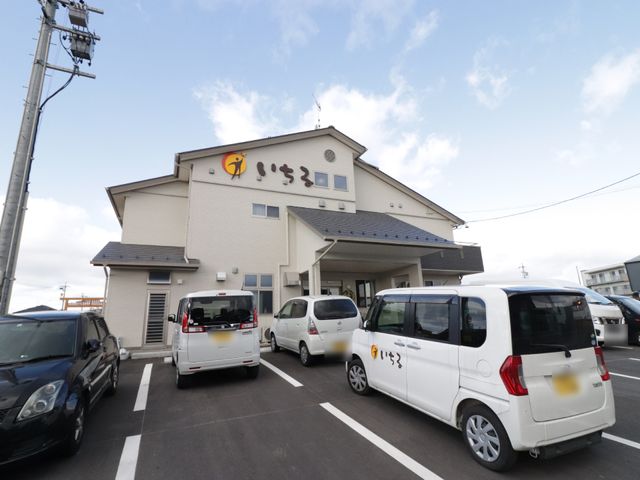 快適な外観の施設 外観 清潔感のある建物で、明るい雰囲気が訪れる方々を温かく迎え入れます。駐車場も整備され、アクセスが便利です。