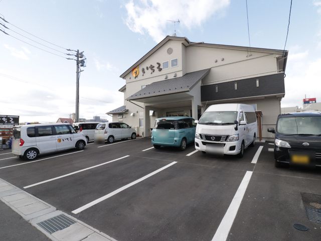 清潔感のある建物の外観 外観 広々とした駐車場を完備しており、来訪時の利便性を重視しています。明るく開放感のある環境は、働くスタッフにとっても心地よい空間です。