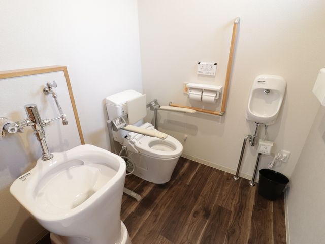 バリアフリー設計のトイレ トイレ 手すりの付いた清潔なトイレは、安全にご利用いただける環境を整えています。安心して就業をご検討ください。