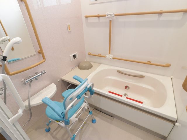 バリアフリー浴室設備 浴室 手すりや座位シャワーを備えた浴室で、ご利用者の安全と自立をサポートします。利便性を考えた設計が、快適な入浴を実現しています。