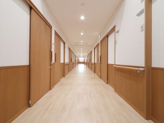 明るい廊下の風景