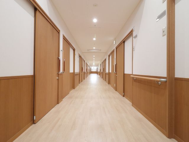 明るい廊下の風景 廊下 清潔で広々とした廊下が、快適な勤務環境を提供しています。手すりも完備しており、安全性にも配慮されています。