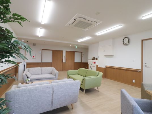 明るい共用ラウンジの様子