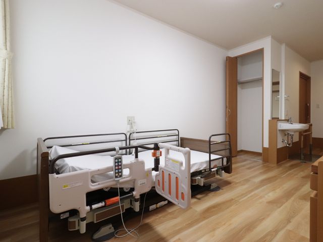 快適な個室の居室 居室 ゆったりとした造りの居室です。電動ベッドや手洗い設備も完備し、日々の生活がしやすい環境が整っています。