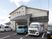 施設外観の広々とした駐車場