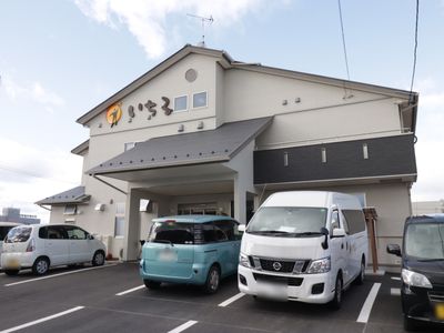 施設外観の広々とした駐車場
