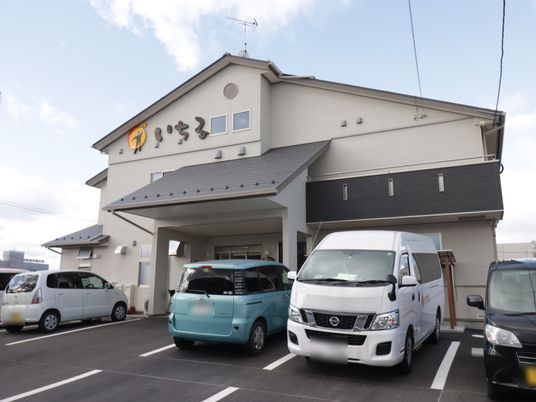 施設外観の広々とした駐車場