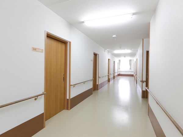清潔な廊下と部屋の扉