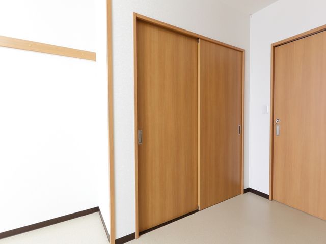 木目調の落ち着いた廊下