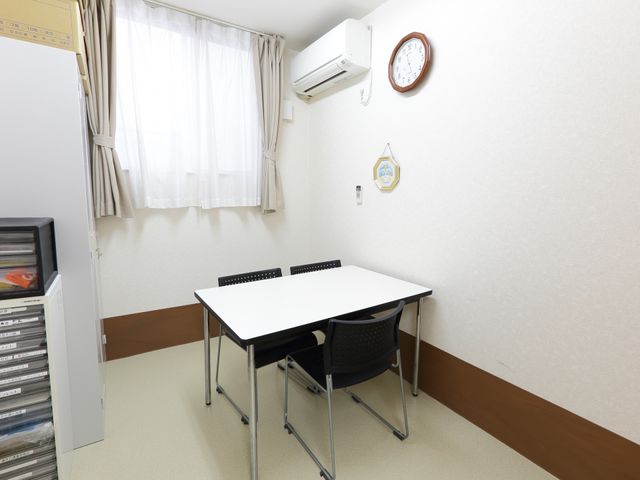 シンプルな居室のテーブル