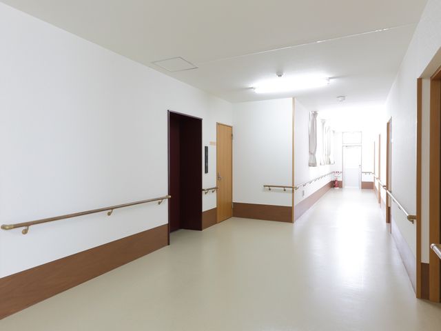 廊下の明るい風景