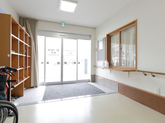 入口の明るいエントランス