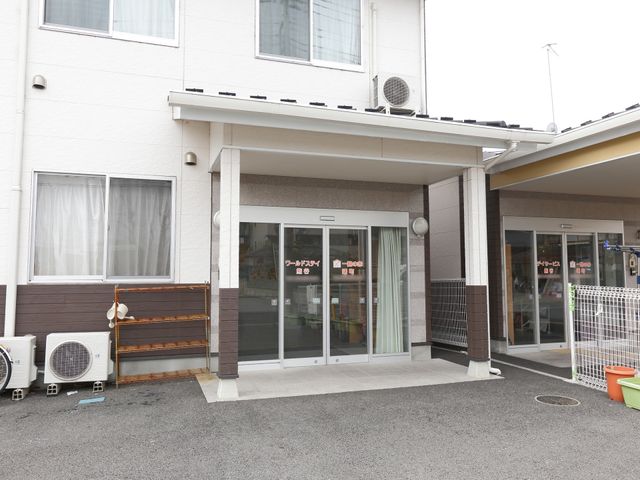 清潔なエントランス外観