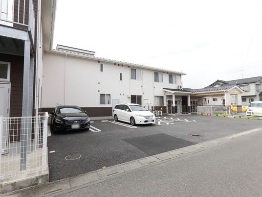 白壁の建物と駐車場