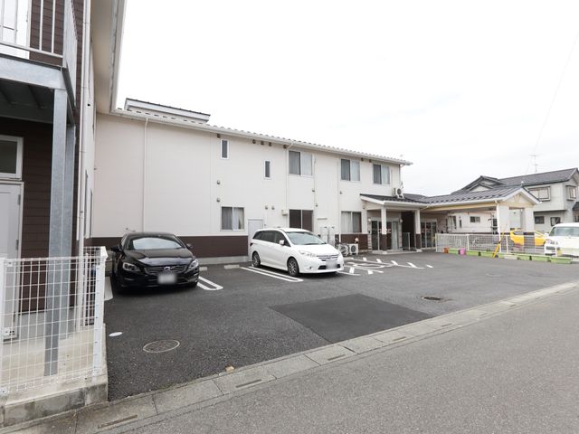 白壁の建物と駐車場